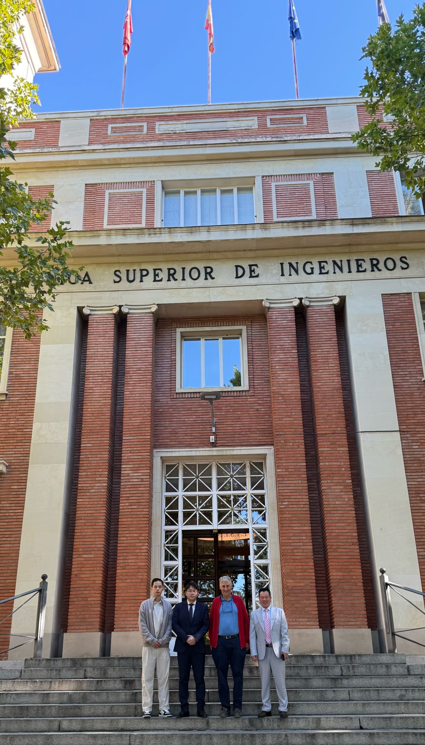 Representantes de ATJEC ante el edificio de la ETSIN de la UPM.