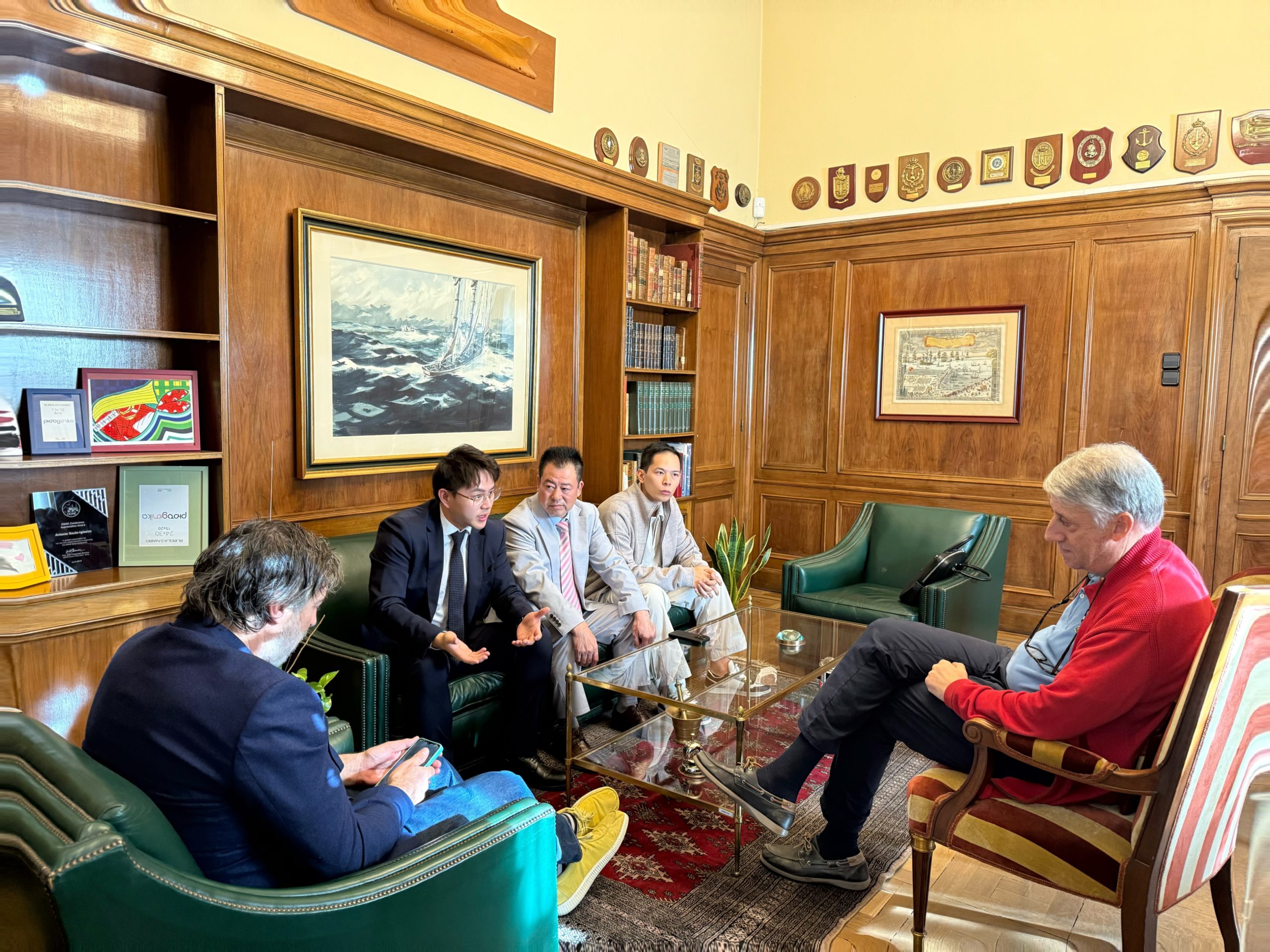 Diálogo sobre ingeniería naval y el intercambio de jóvenes profesionales.