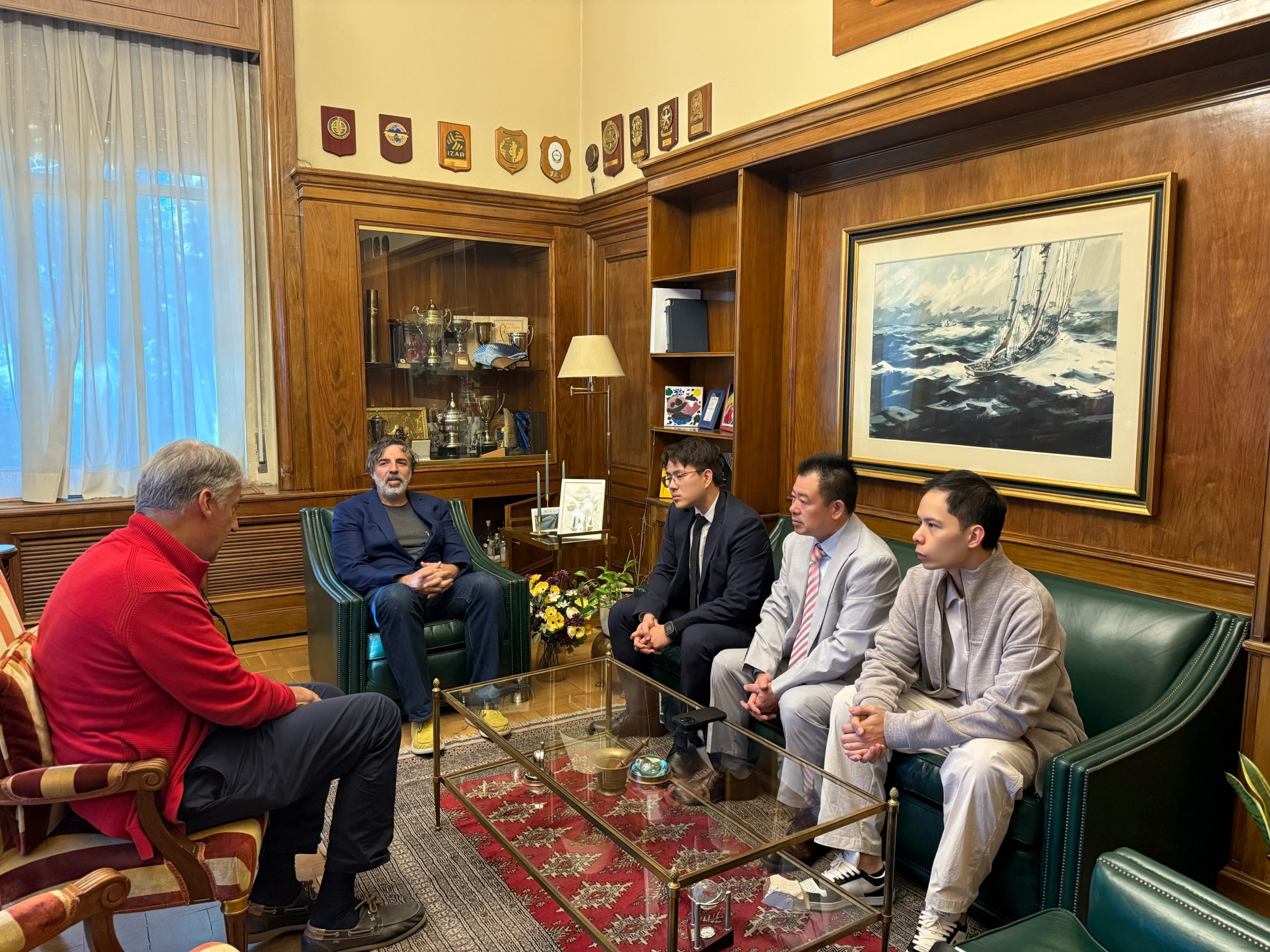 Recepción y conversación durante la visita a la Escuela.