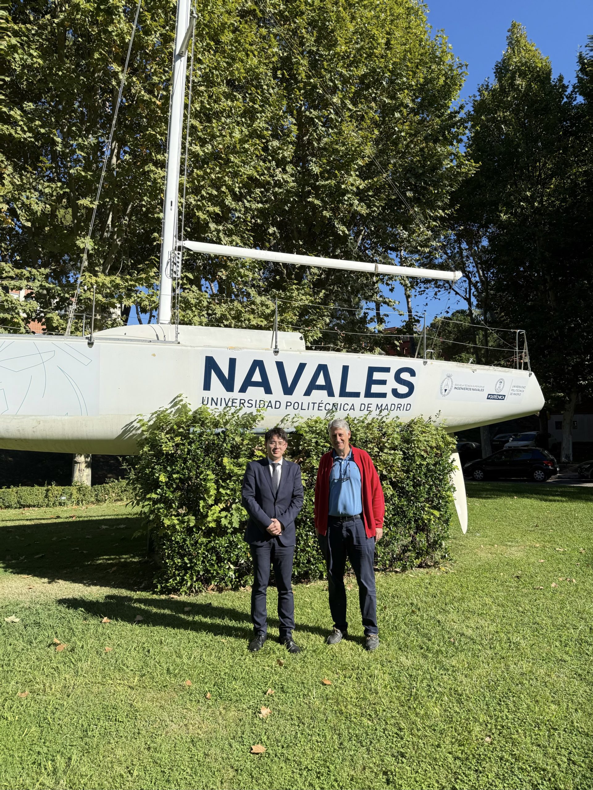 Encuentro junto a la embarcación NAVALES en el campus de la ETSIN.