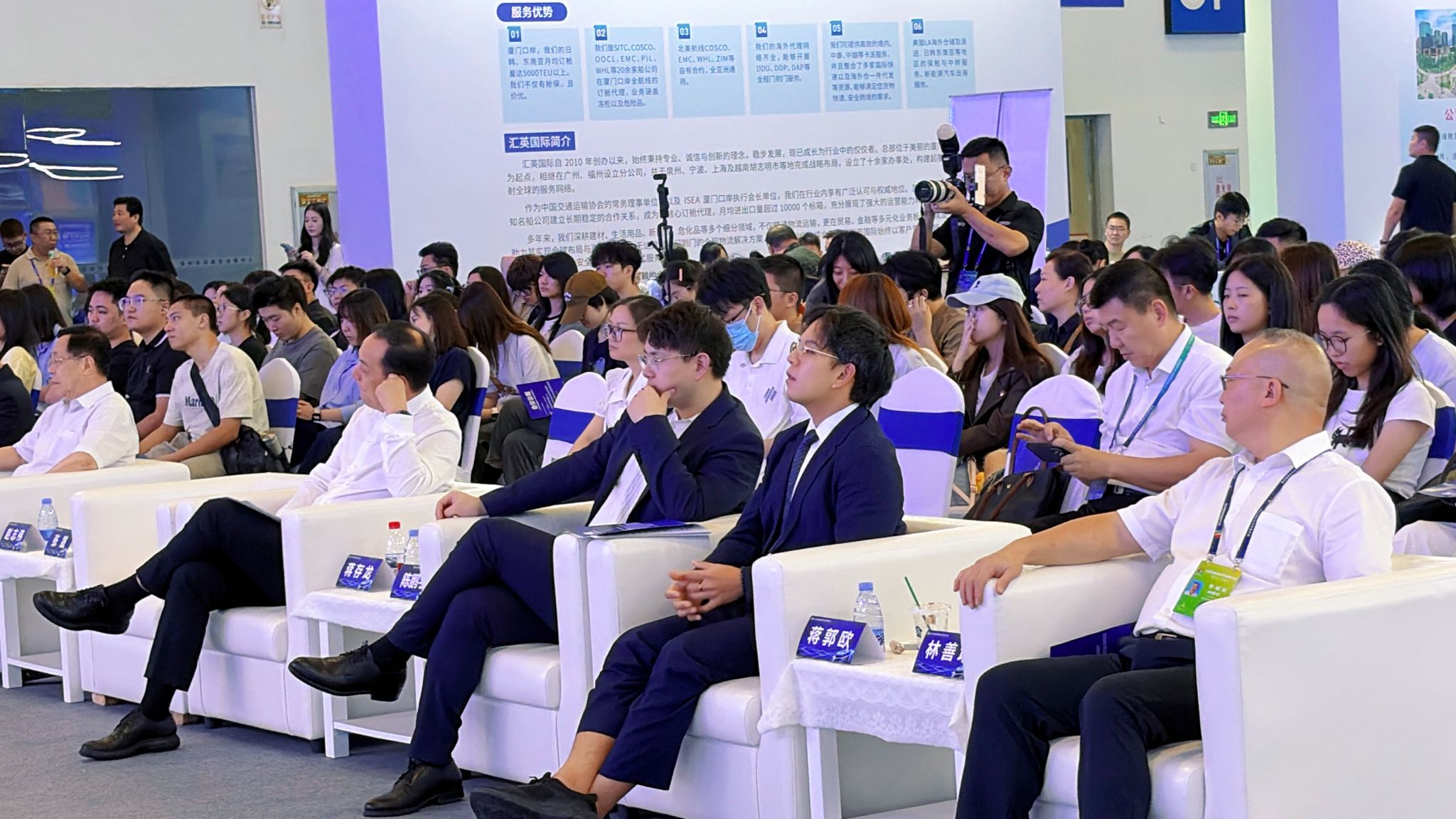 Alejandro Chen y Dora Jiang durante las sesiones del foro.