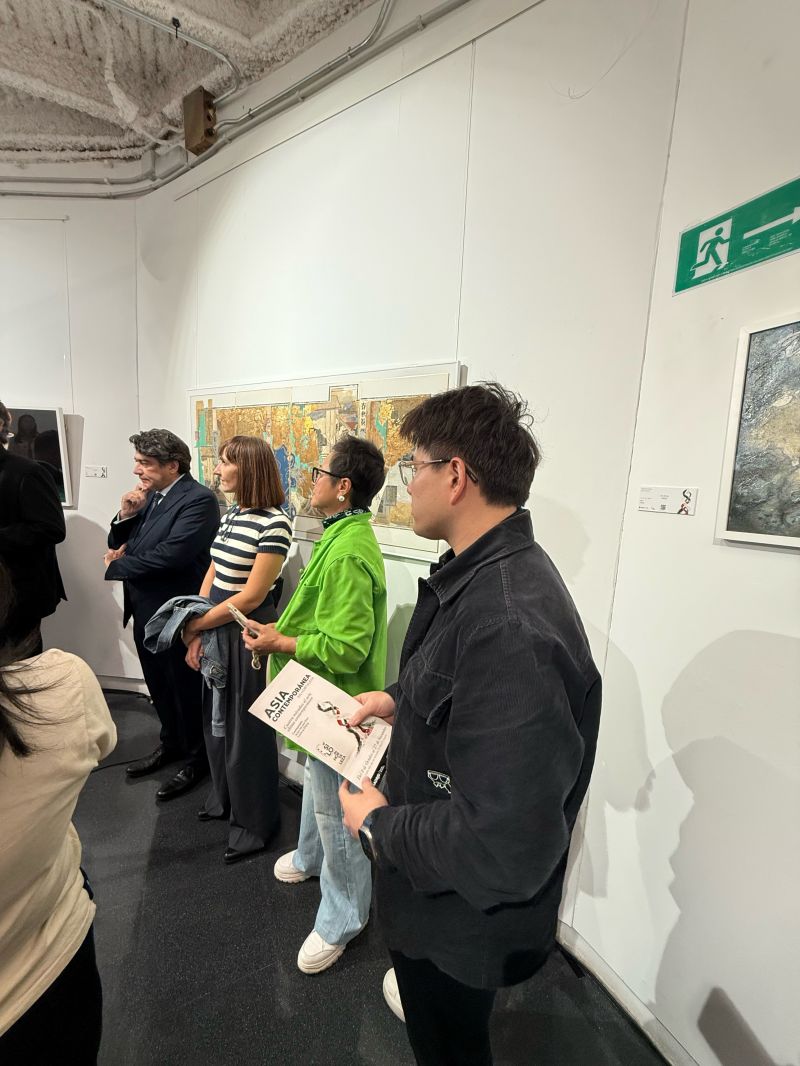 Visita y diálogo en torno a las obras expuestas.
