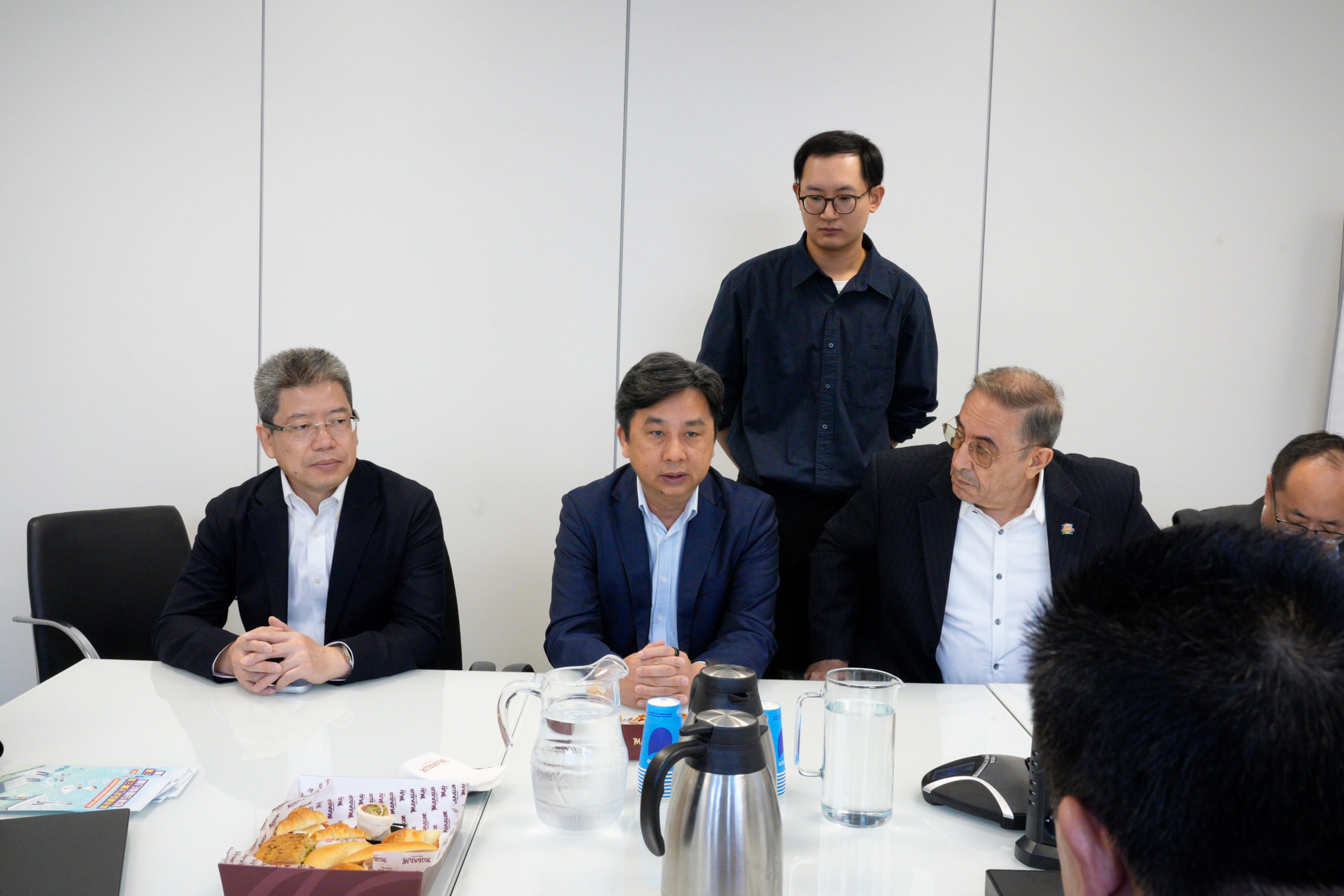 Representantes de Macao y del equipo de recepción conversan en la sede de DCH.