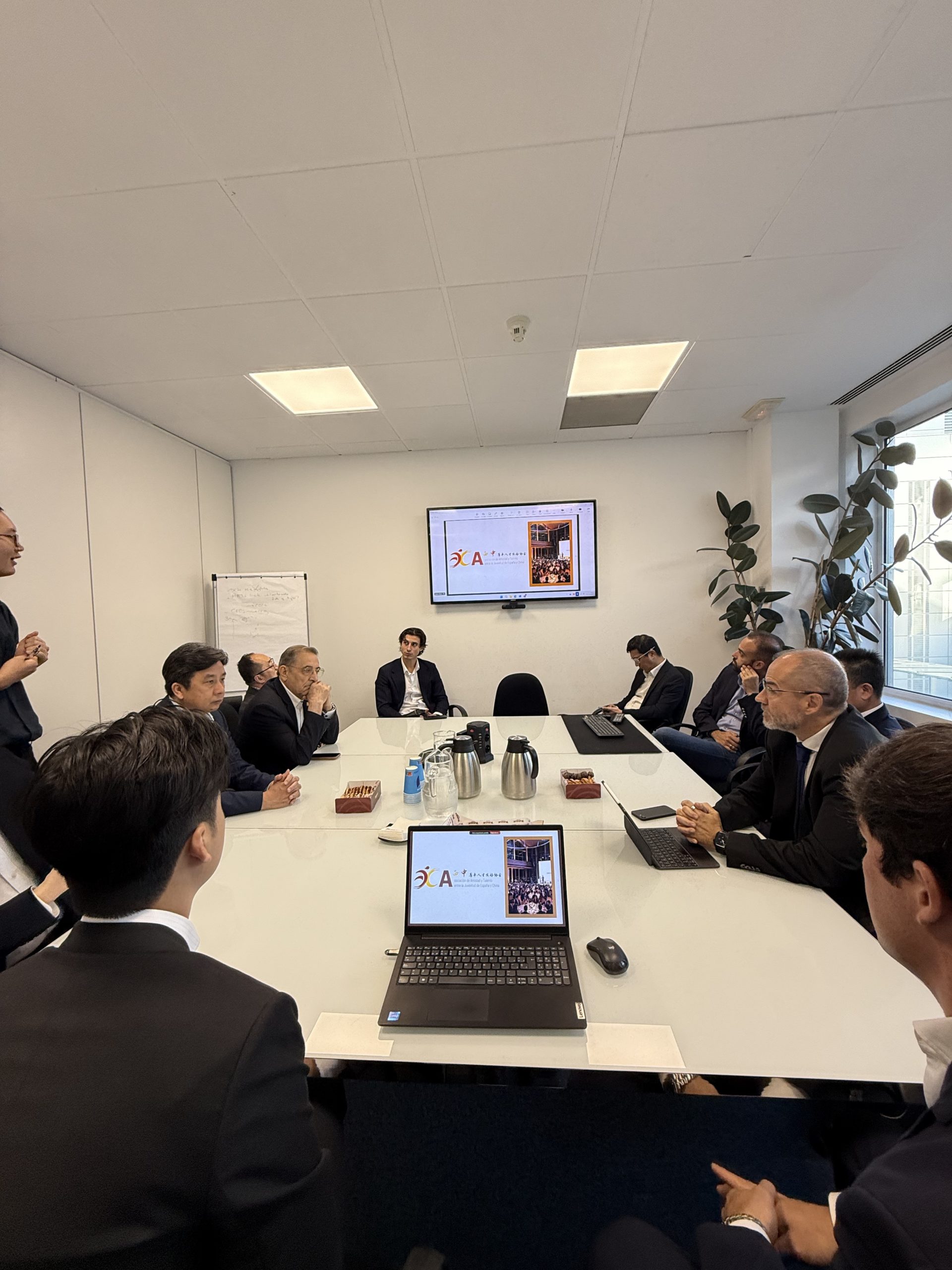 Presentación de la asociación e intercambio sobre posibilidades de cooperación.