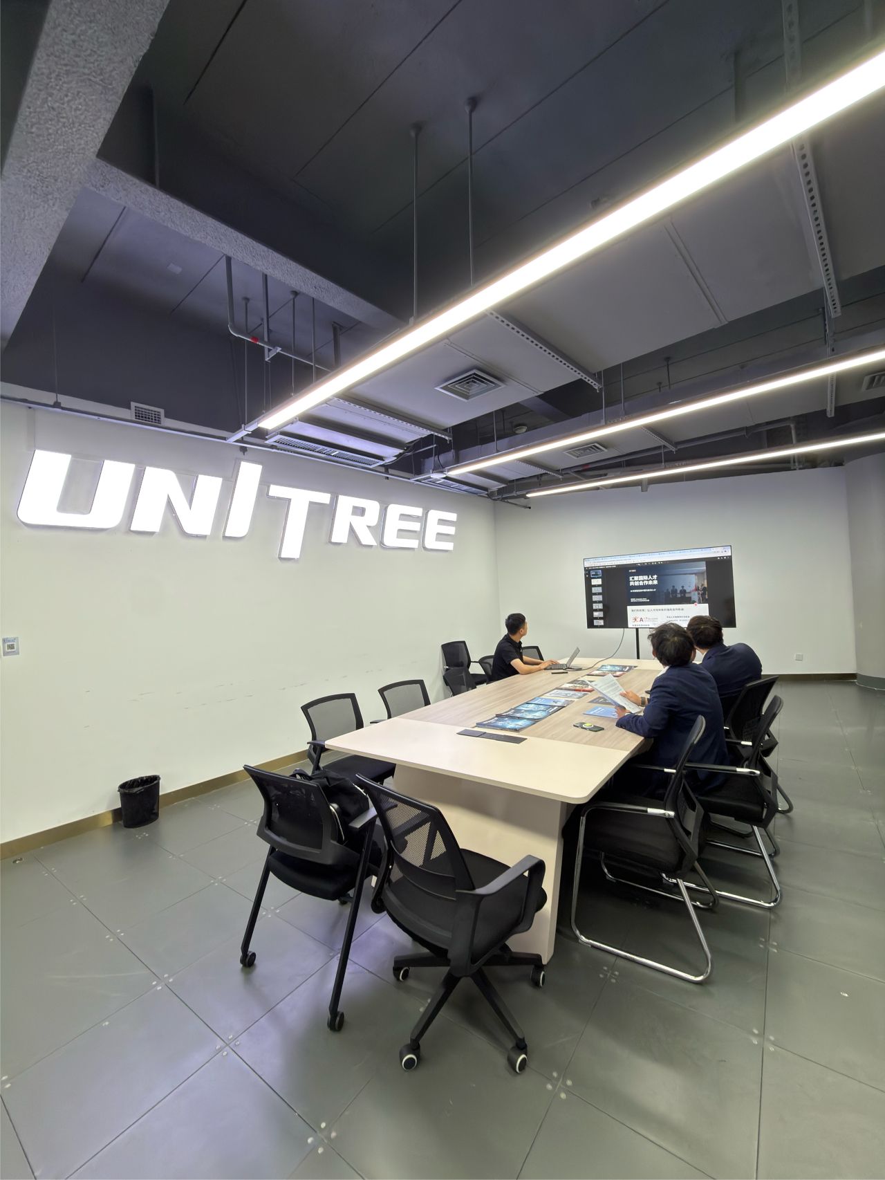 Presentación del equipo de Unitree a la delegación.
