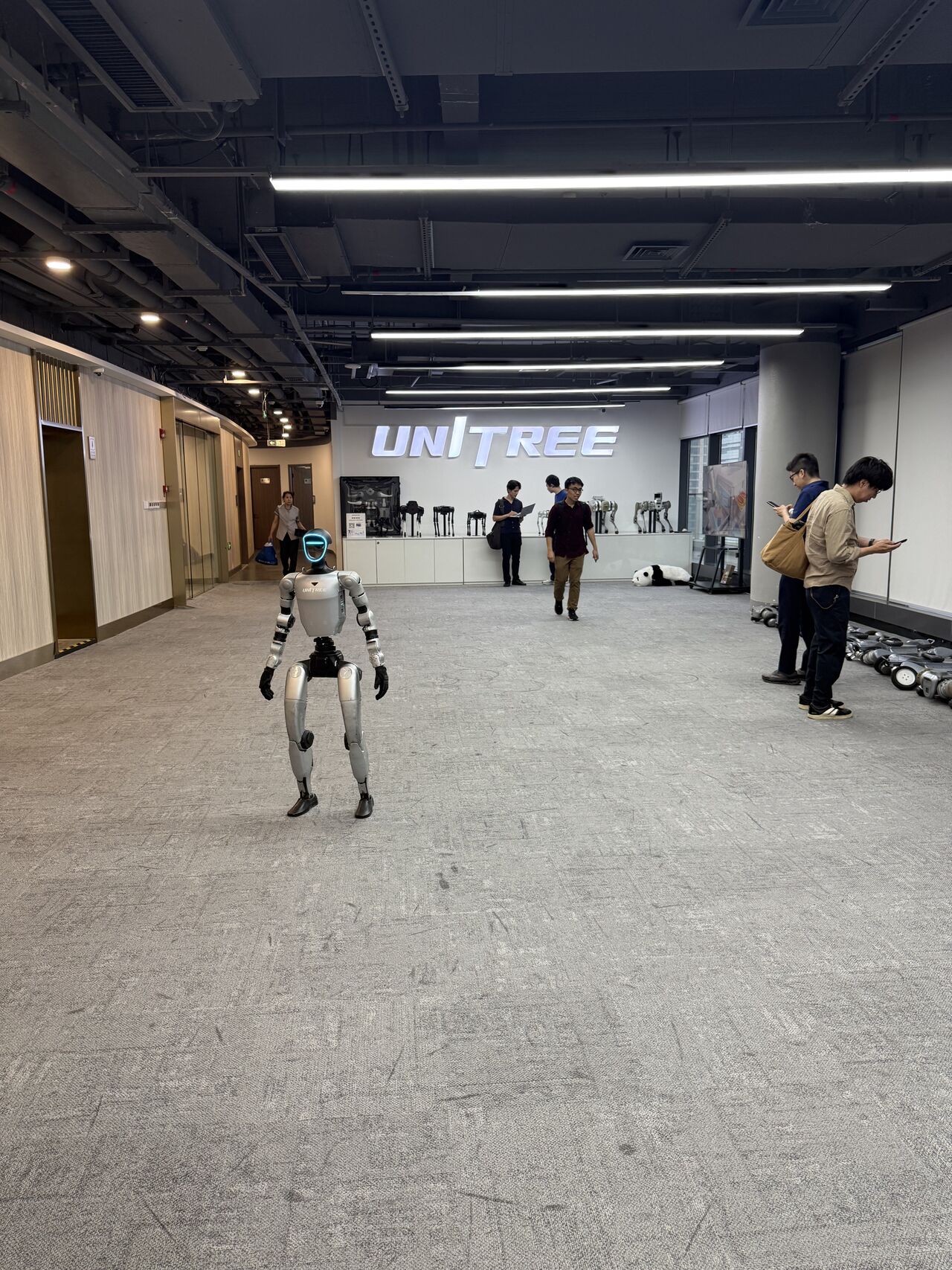 Robot humanoide mostrado durante la visita.